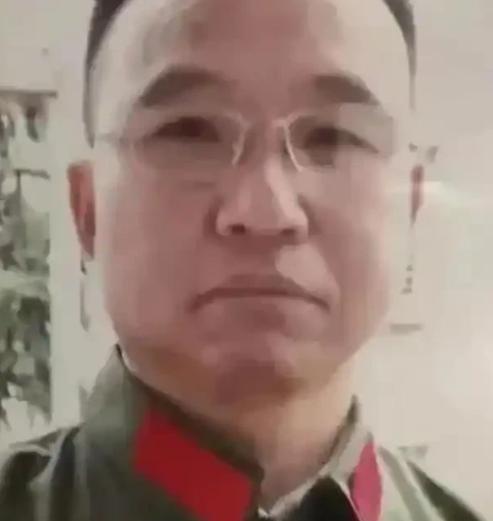 1984年，战士李陶雄中弹牺牲，送葬途中遗体竟两次从车上跌落，护士郑英察觉异样，