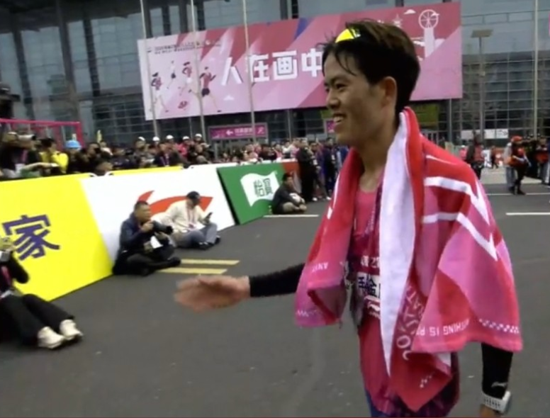 贵州双星璀璨，中国马拉松佳绩频传，接连打破中国马拉松纪录和首马纪录。丰配友于东