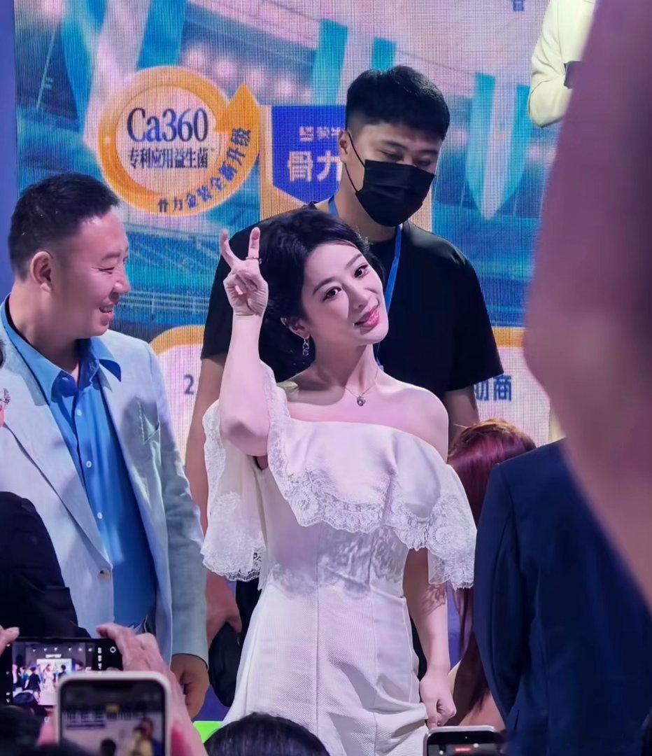 杨紫把腿合上哈哈哈，这个事上了热搜杨爸爸会不会尴尬紫宝每一次携家人出现都好温馨