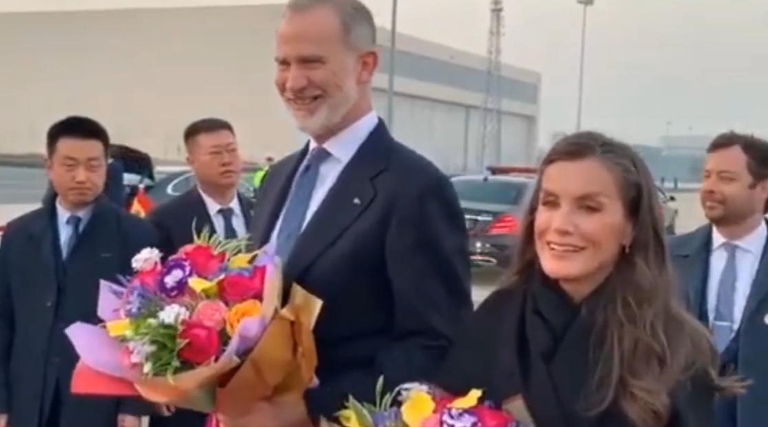 费利佩国王与王后到北京，面对高清镜头开心表情藏不住，还抱着鲜花乘车！11月11日