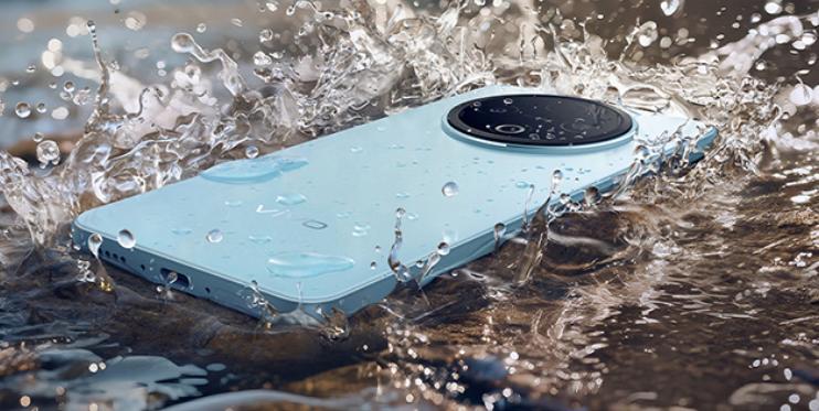 “满级防水、直屏、8200毫安电池”，价格才1348元，给我整得一愣一愣的。我瞬