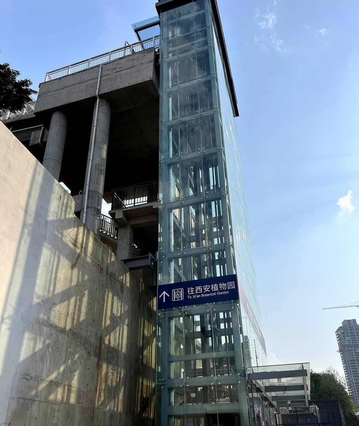 西安地铁8号线植物园站终于名副其实了！C口直通植物园的直梯建成了，还是并
