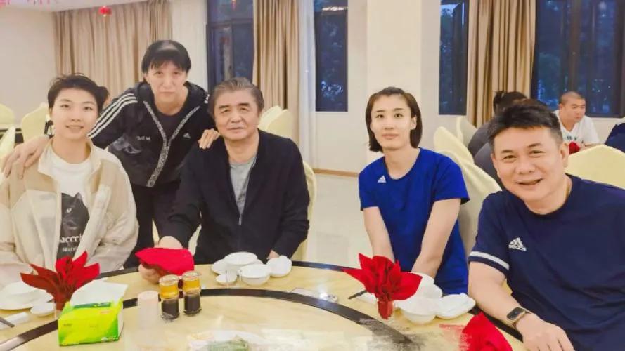 五位排坛人物聚会：我只认出了蔡斌指导，王媛媛，稍显谢顶的赖亚文与利落短发的袁心玥