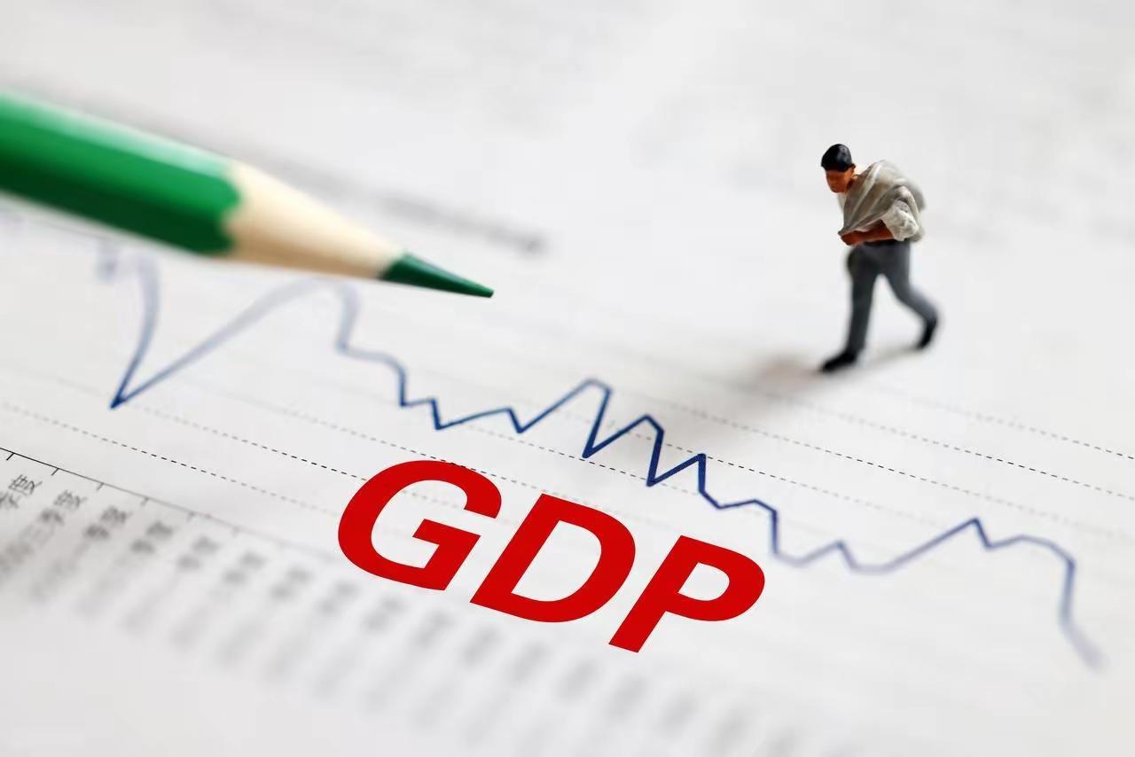  美国银行预测人民币明年升值至6.8中国GDP有望突破22万亿美元：人民币兑美