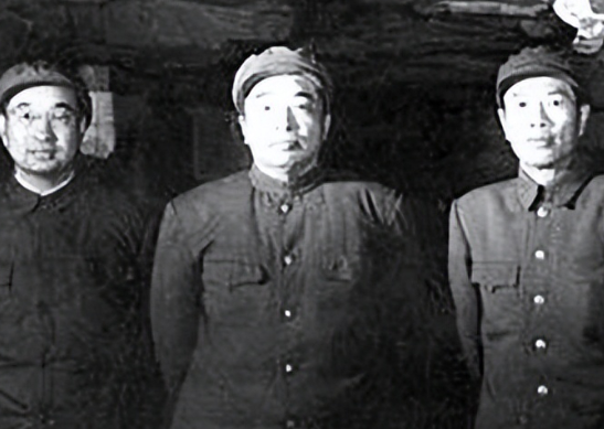 1952年，陈赓来到朝鲜接替彭德怀的工作，结果他刚到朝鲜没几天，就找毛主席告彭德
