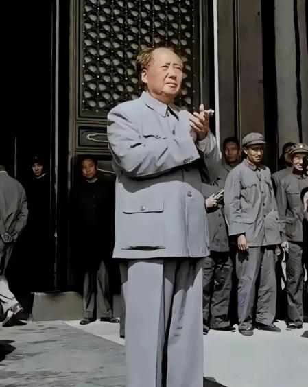 1964年，毛主席秘密地把周总理叫到办公室谈话。毛主席悄悄地说：“恩来，我有一个