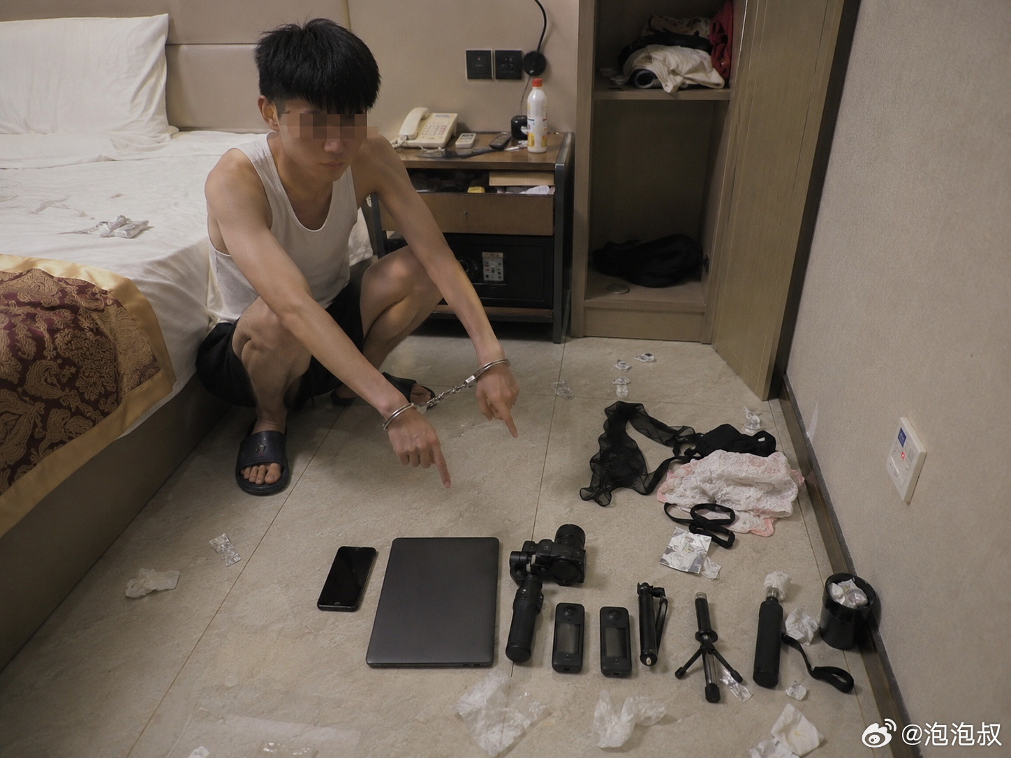 八十年代曹桂林就去到纽约，洗碗、做服装生意，后来写了一本小说叫《北京人在纽约》，