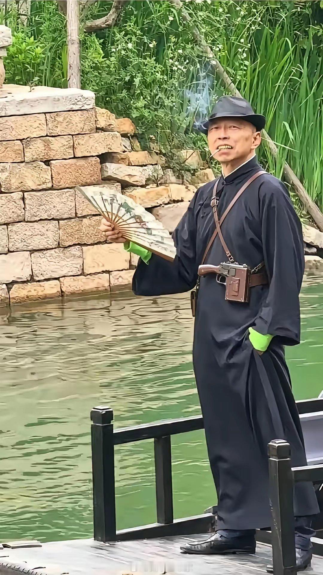 张总要不你把造型师拉去枪毙吧。