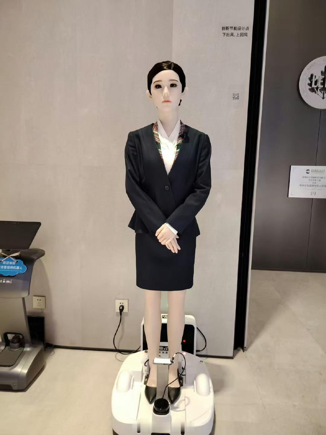 得亏是前台光线明媚否则这眼睛，和《昆池岩》里女鬼的形象一模一样