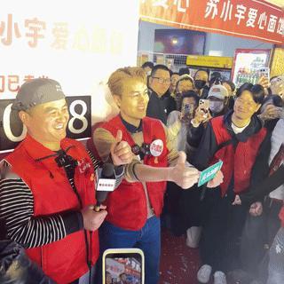 吴克群在公益的路上越走越远母亲的遗憾让他懂了爱要及时，于是带老人旅行、帮农民增