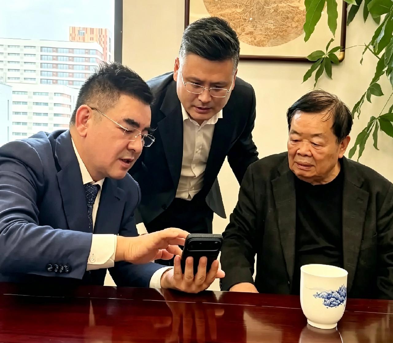 2026年4月，陈光标来到福耀科技大学，在曹德旺的办公室相聚。他举着手机，给曹德