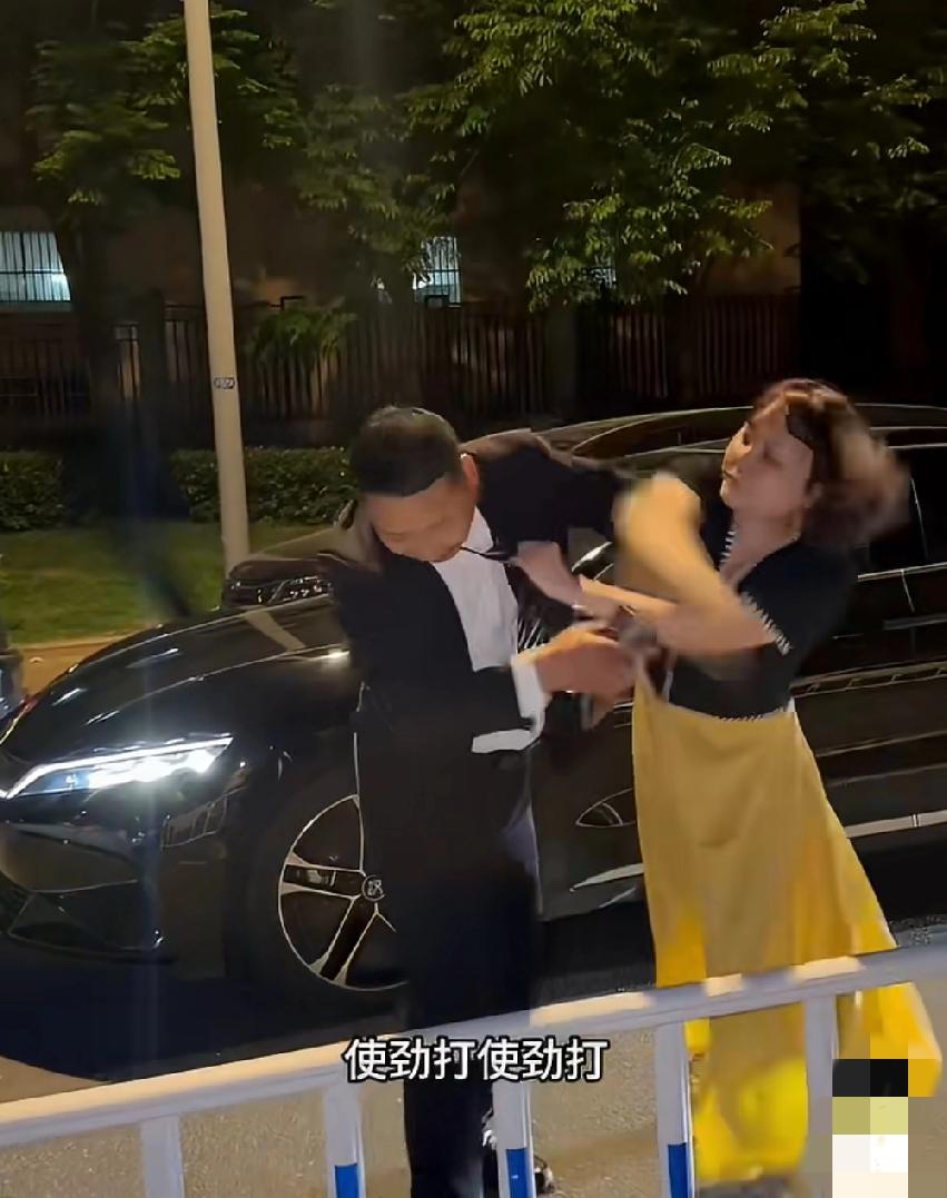 一女子和网约车司机发生争执，女子当众暴打网约车司机，又是扇脸又是捶打，司机全程忍