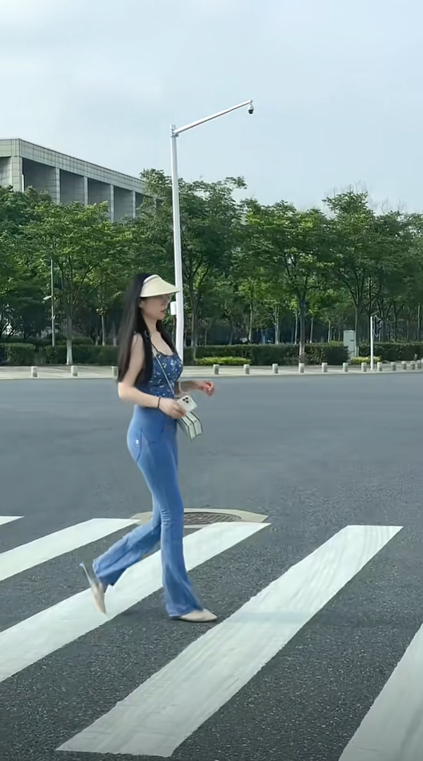 突然喜欢穿牛仔裤戴眼镜的女生了