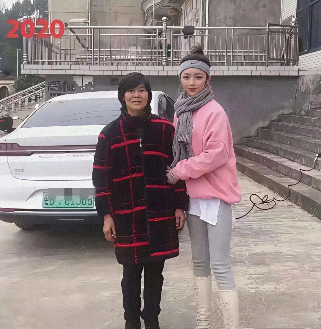 六年换奔驰，这个女儿厉害了