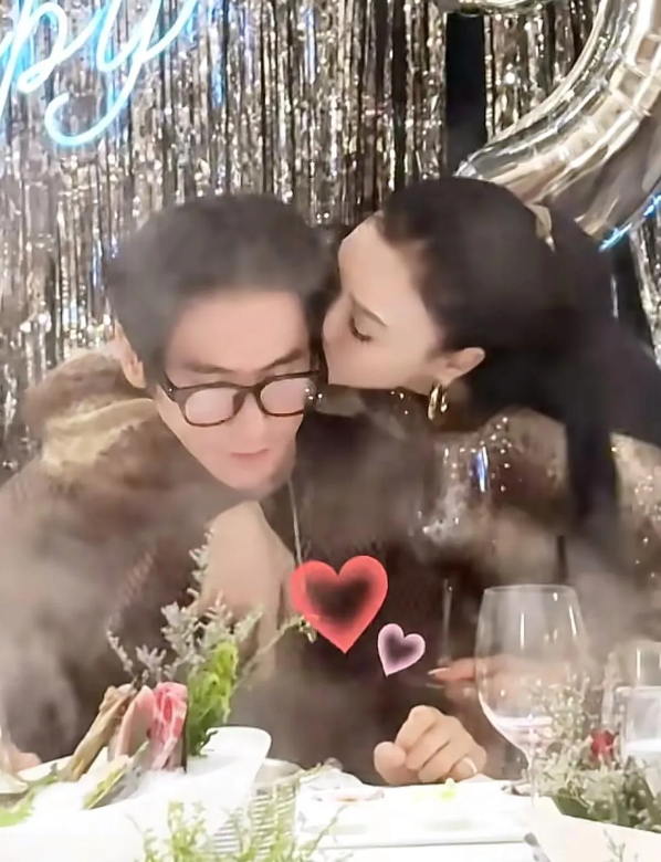 55岁钟丽缇和小自己12岁张伦硕九周年恩爱如初，玫瑰拥吻太甜了，生活积极真暖心。