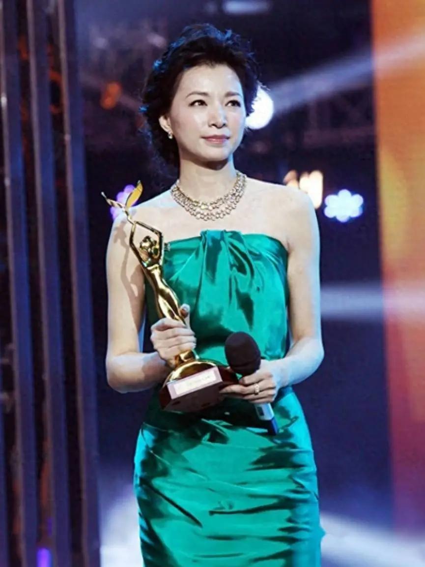 淡出央视3年的董卿所嫁非人,老公成老赖,后悔了吗?董卿,是一个传奇的存在,不