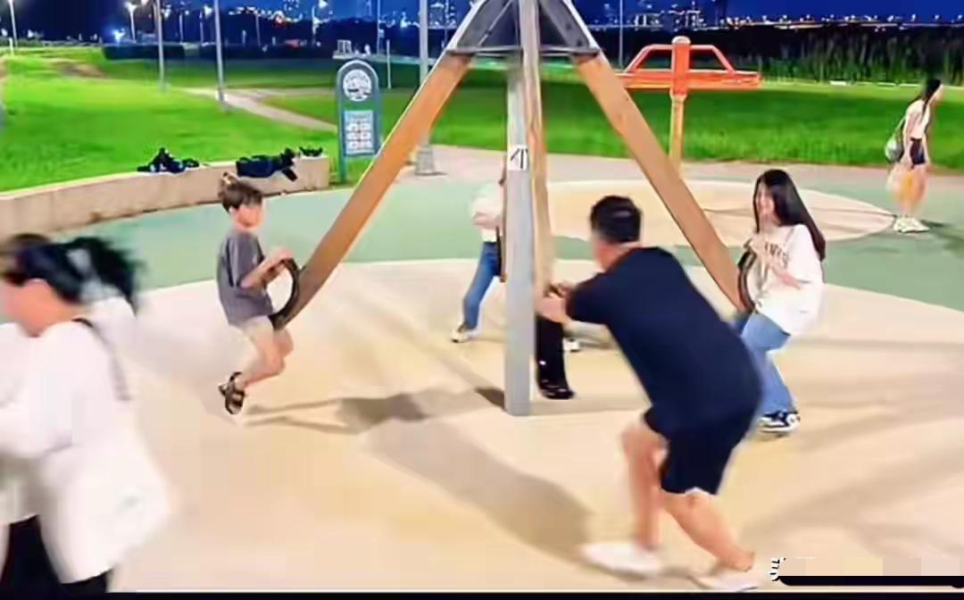 汪小菲和马筱梅陪孩子夜玩被拍小玥儿玩得哈哈大笑可是却因此引来了不好的声音，有