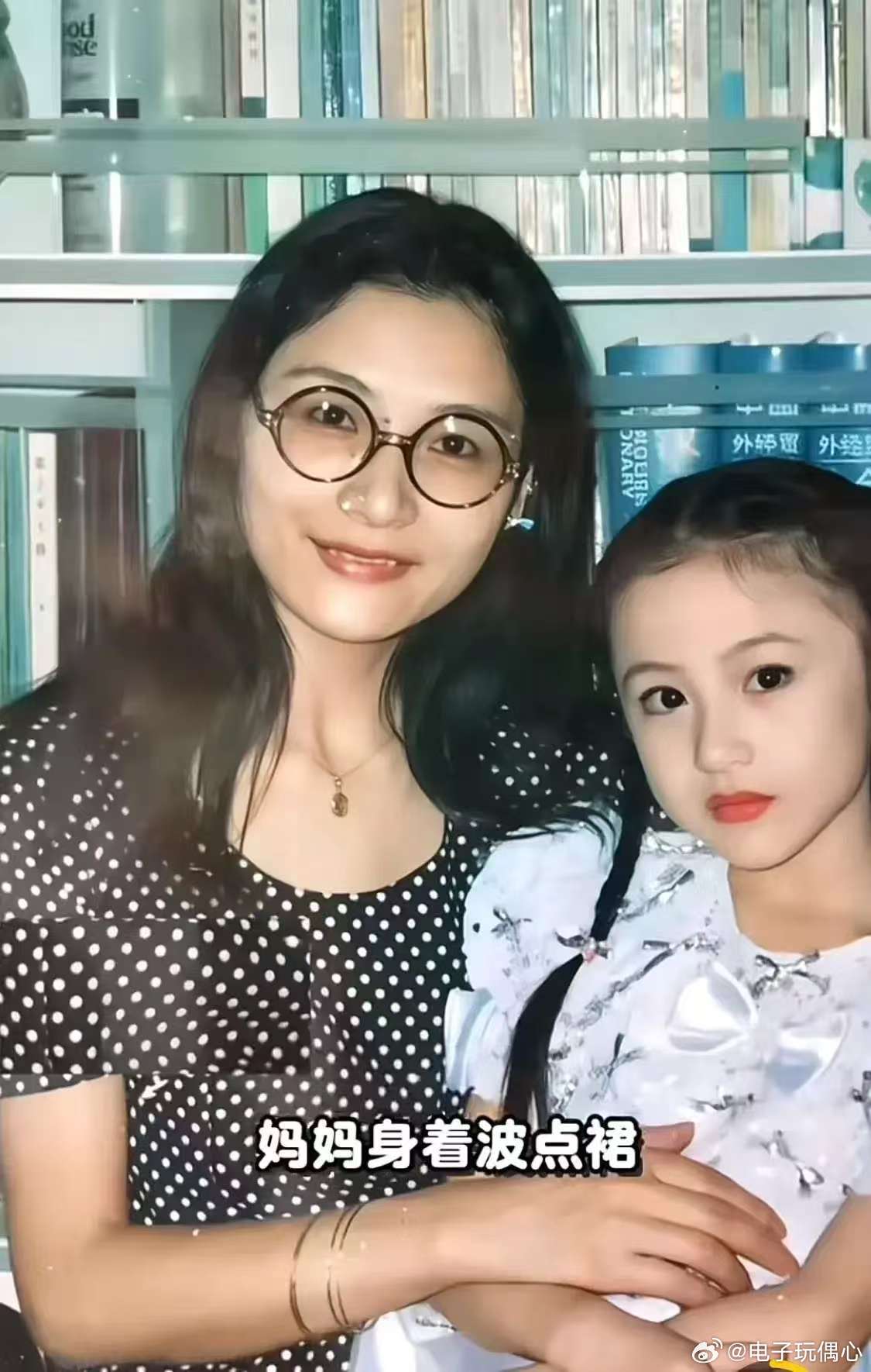 这是一张老照片，照片中这个女孩现在已成为了家喻户晓的大明星，猜猜她是谁？