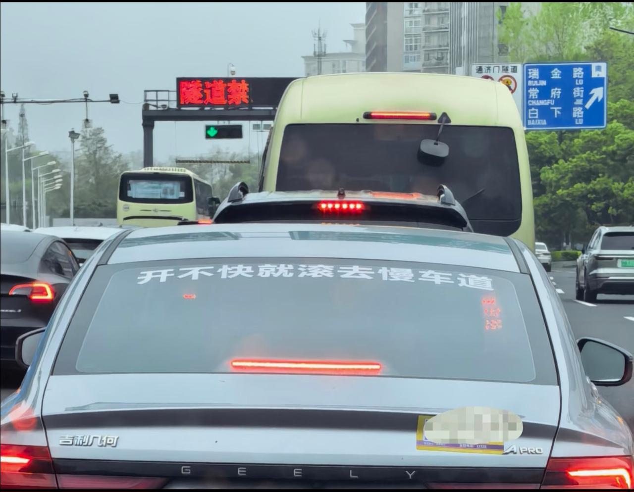 我暴躁的大南京司机~哈哈哈在南京有着这样的说法：如果司机开车十分钟没骂人~