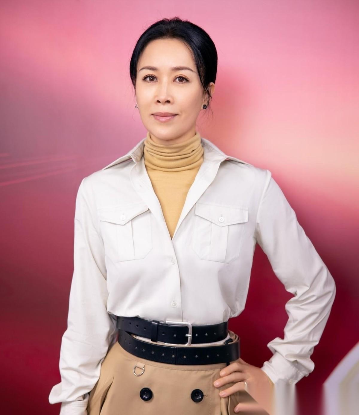 主持人问那英:“你很喜欢打麻将吗？”那英猛点头:“对，不过打麻将，我的名字叫每日