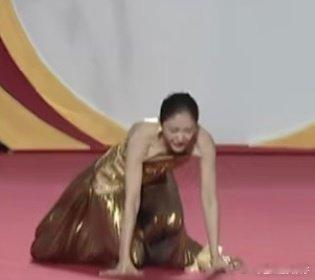 王子文红毯摔倒鞋子太高了，礼服有点长，摔跤也比较正常，没啥奇怪的。散了吧散了