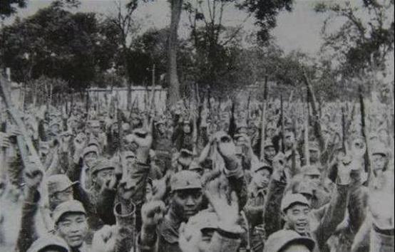 1945年，八路军团长外出，路上遇到一个黑壮青年，他稍加思索，就开枪将他击毙：“