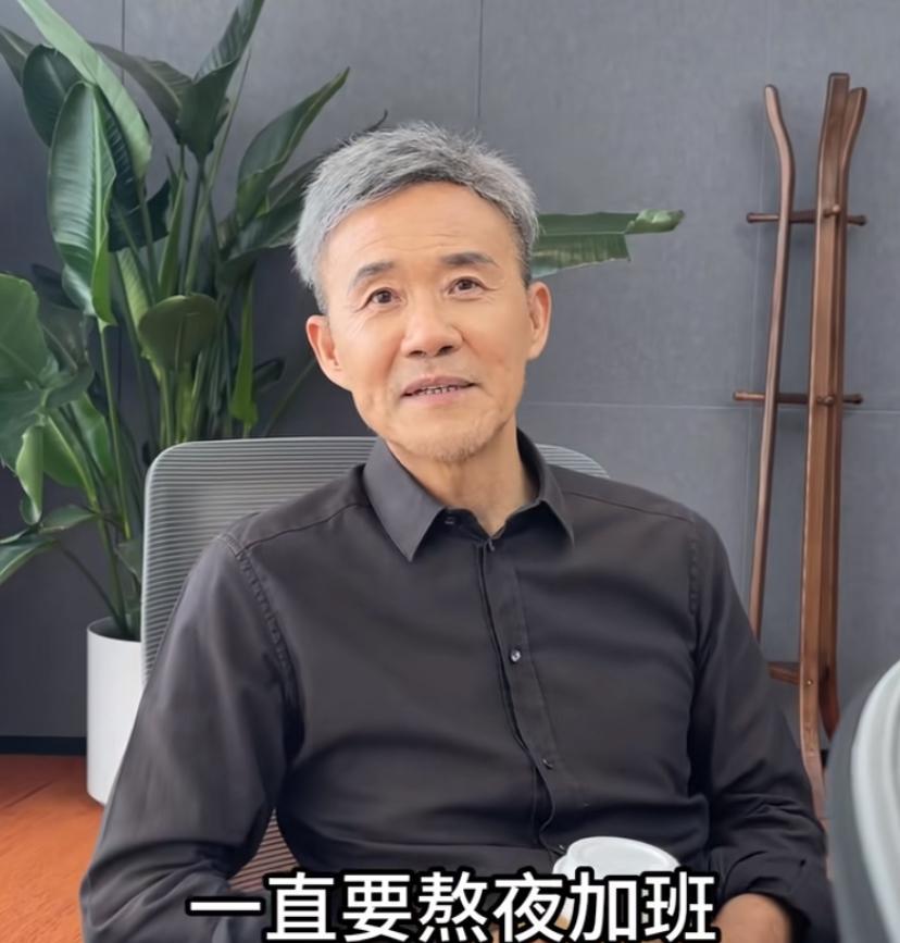 王石，早谢顶了吧了？73岁，竟然长头发啦？这是植发了？还是戴的假发呀？看着花白像