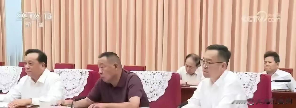 中南海里，最扎眼的不是领导讲话，是胖东来老板于东来那件深紫色polo衫。昨晚新闻