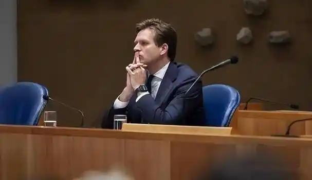 荷兰内部开始批斗经济大臣，质问他抢夺中资安世公司时，考没考虑后果？他辩解说，当时