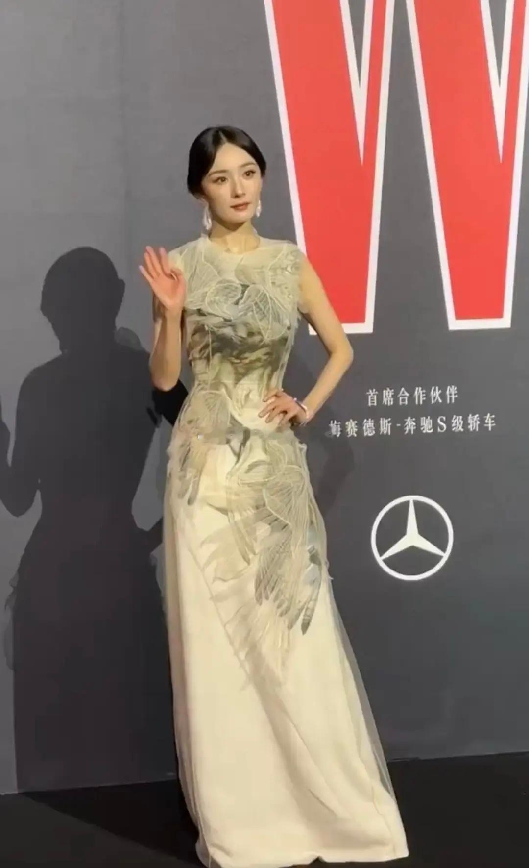 来看裙子合集，W盛典红毯帖，今天人多~🤩🤩​​​
