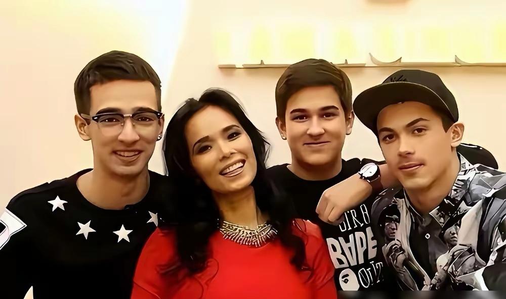 韦唯与三个儿子合影，幸福快乐写在脸上。三个混血儿子确实长相出众，这是韦唯骄傲的资