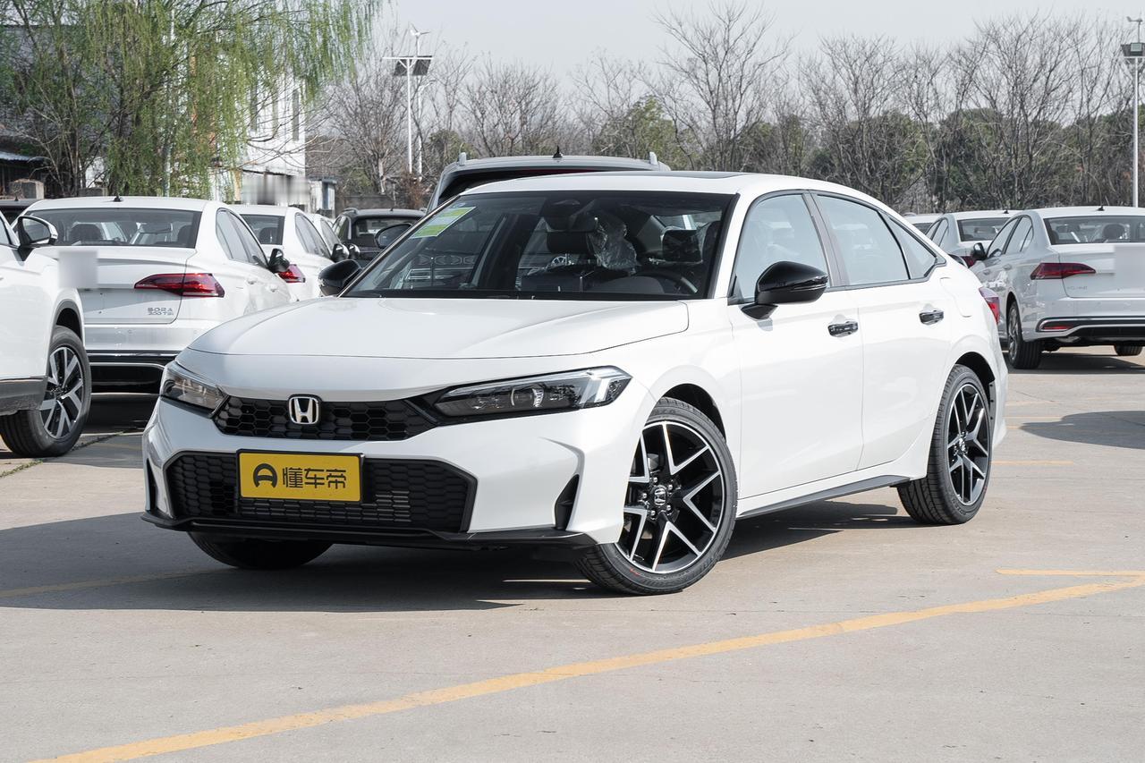 放在十年前，本田思域绝对是紧凑级车市的“顶流网红”。第十代车型一上市就引爆市场，