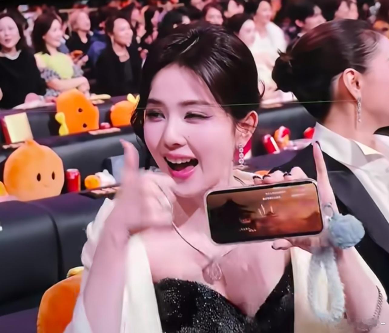 猜白鹿在底下偷偷看剧，全力托举中