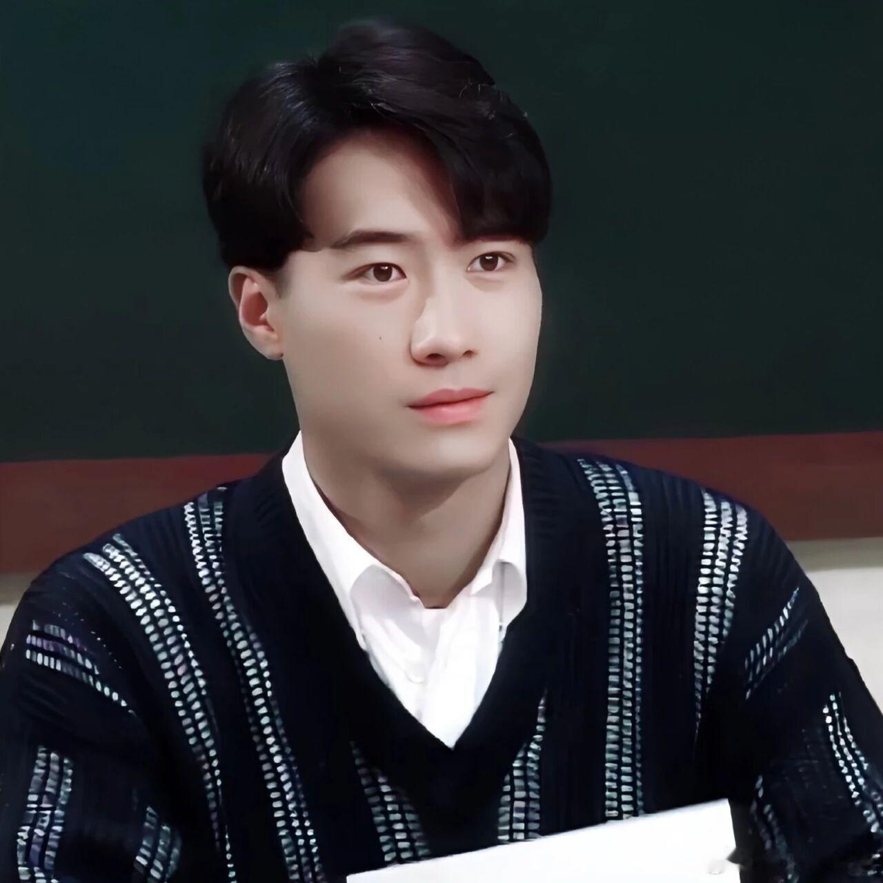 四大天王只剩黎明还不能领老年卡四大天王年轻时候黎明真的很帅喔，不次于现在的流量生