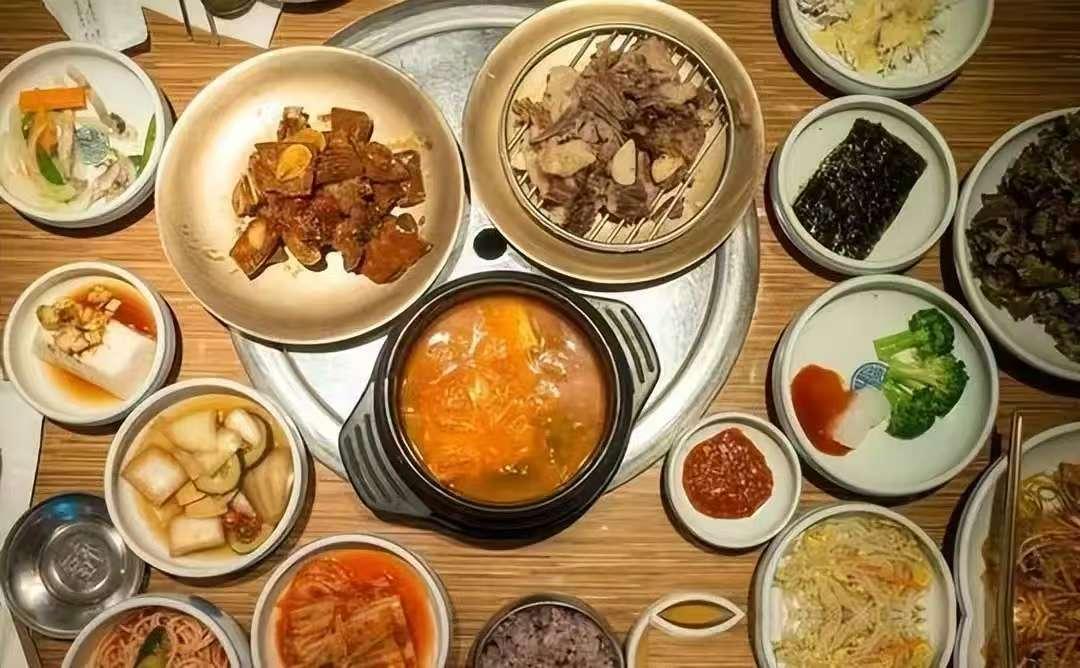 白菜贵到吃不起，泡菜厂停工一半，韩国人还在超市抢仁兆产的。今年冬天首尔超市里