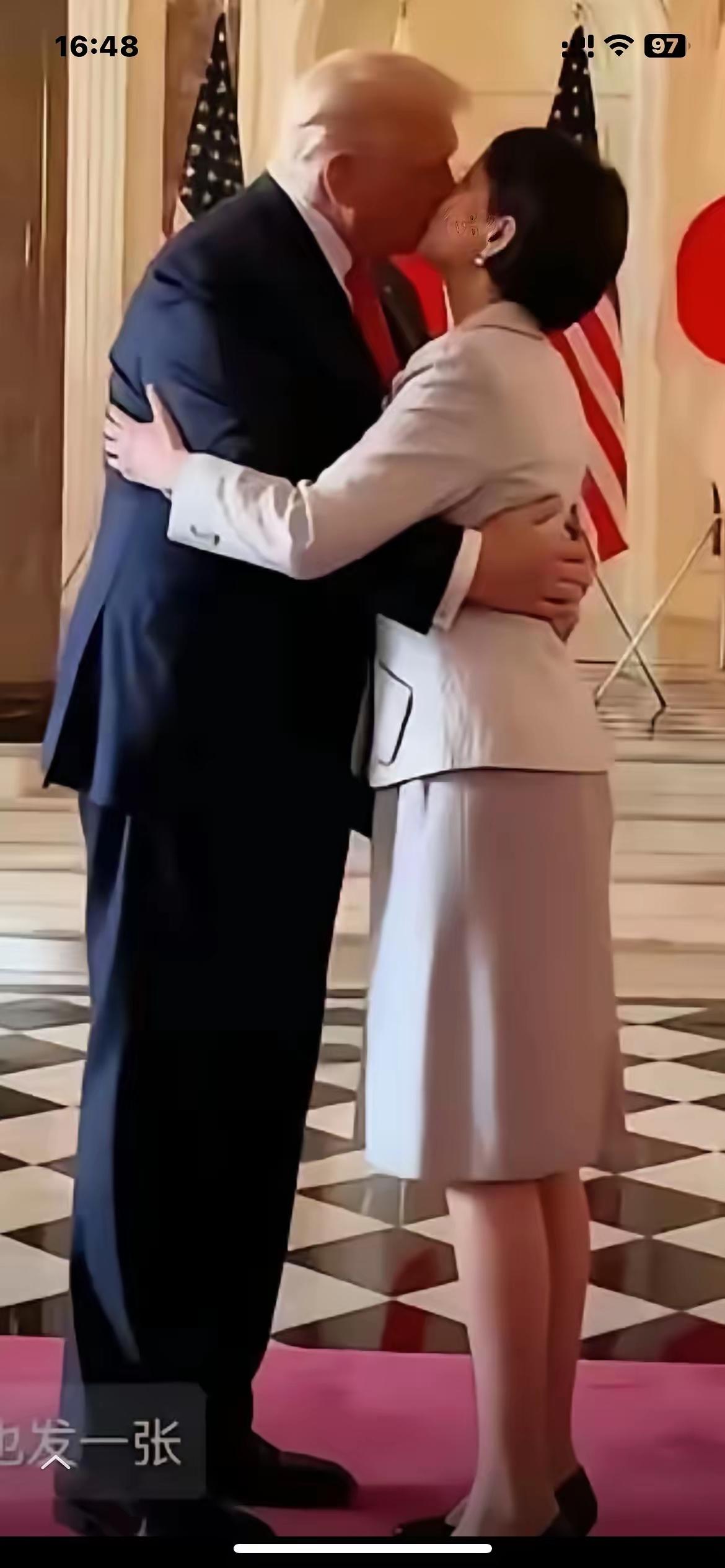 特郎普真的是重口味啊，就这也敢啃？晚上不怕做恶梦？高市早苗把日本人的脸丢到大西洋