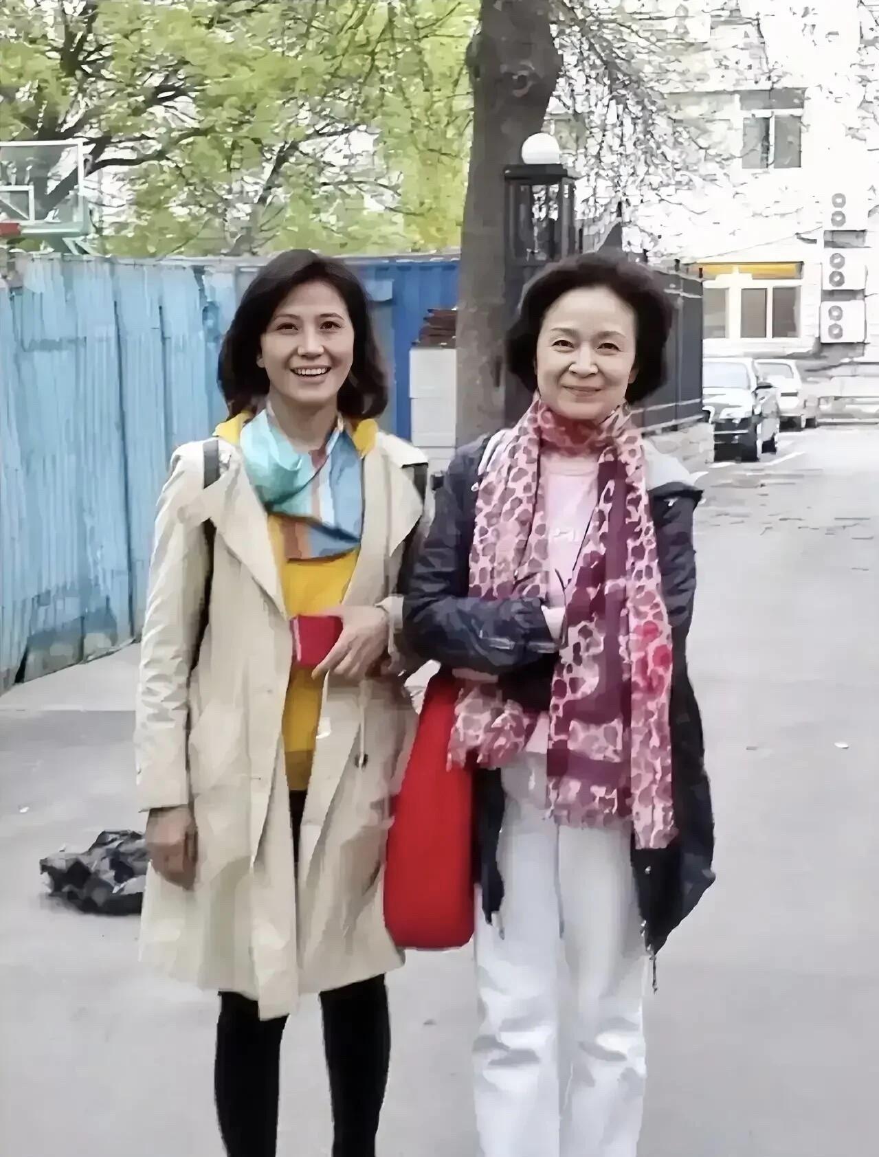 两妯娌多年之后再次相聚，感觉越来越有气质了。左边演员是吴玉华，年轻时候很美，现在