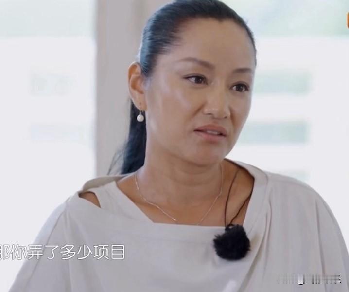 瞿颖在饭局上当面问黄晓明，到底在脸上动了多少医美。黄晓明当场慌了，连忙摆手说没