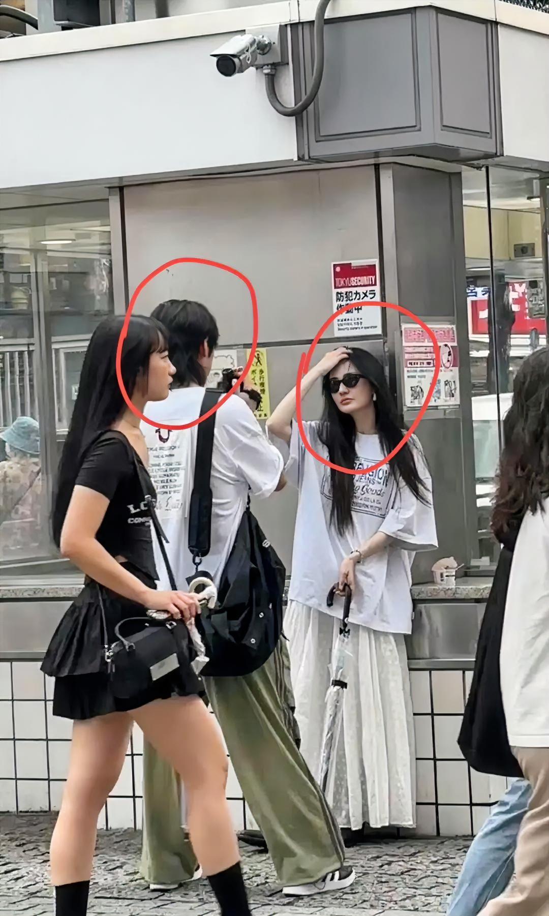 徐璐搂着小五岁男友在日本拍照。张铭恩当年那句“你要跟我撕吗”，才算彻底翻篇了。
