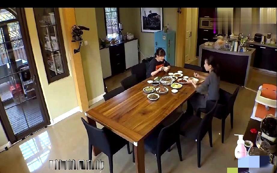 胖人盛饭像做实验，瘦人添饭像开盲盒梅婷端着碗，只敢刮薄薄一层米饭。董洁那边