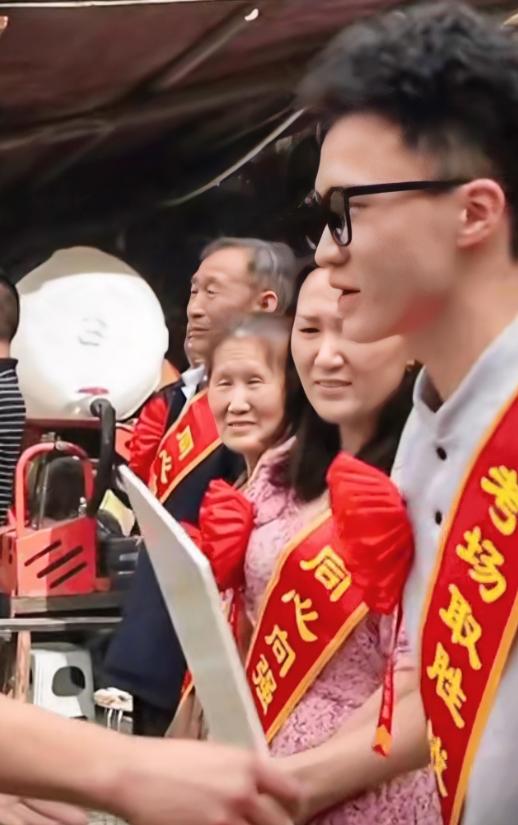 在贵州，一名男子正在家做饭，忽听村里传来一阵锣鼓声。他本以为是哪家在办喜事娶媳妇