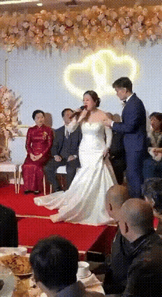 这个新娘子结婚典礼的时候说出这样的话，也太傻了吧？当时她满脸的气愤，拿着话筒几乎