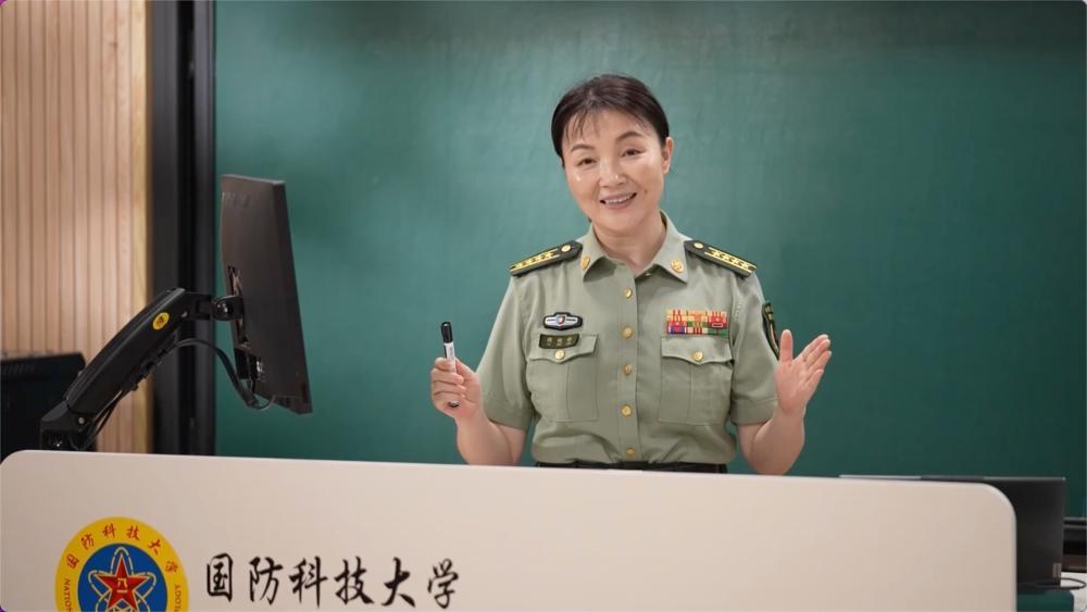 傅婉娟，1974年生人，1995年即21岁时参军入伍，现在是教授，任教于国防科技