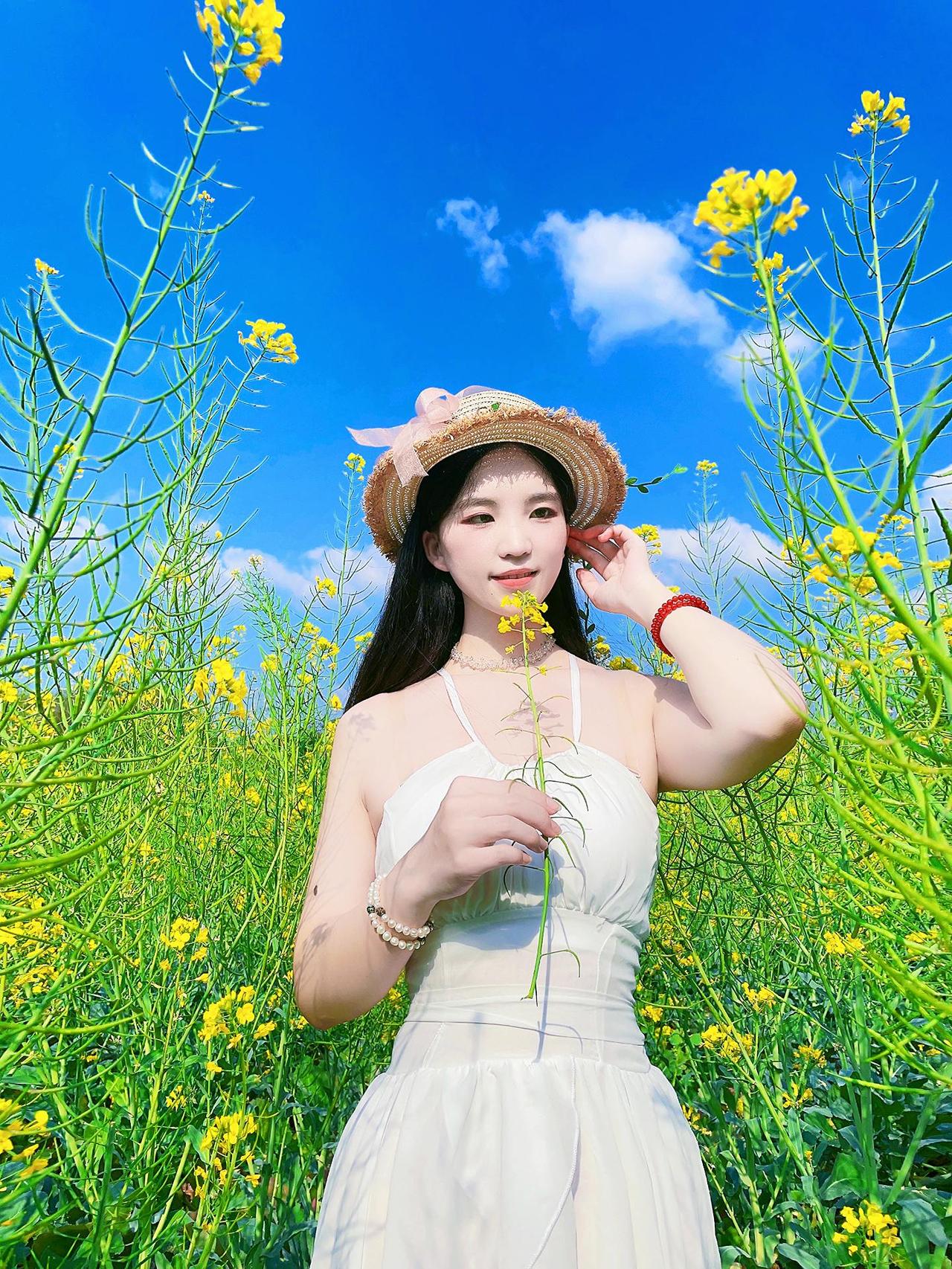 像油菜花一样，我也在阳光下，悄悄散发着微小的光芒。美女清纯甜美今日穿搭Jk