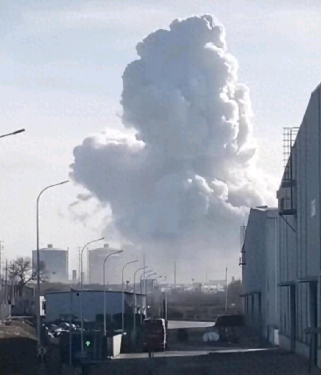 内蒙古包头包钢厂区发生爆炸1月18日，内蒙古包头市包钢股份一板材厂发生的爆炸事