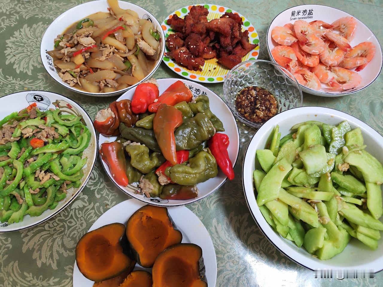 烈日炎炎的夏日，需调节好生活，不但吃一些清淡食物，还要适当摄入一些鱼虾，肉类，以