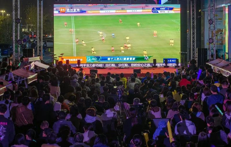 夺首届苏超冠军11月1日晚在南京奥体中心，首届“苏超”决赛太刺激啦！南通队和泰