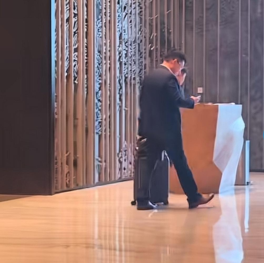 网友在合肥一酒店偶遇余承东6月18日，有网友发视频，在合肥偶遇“那个男人”。