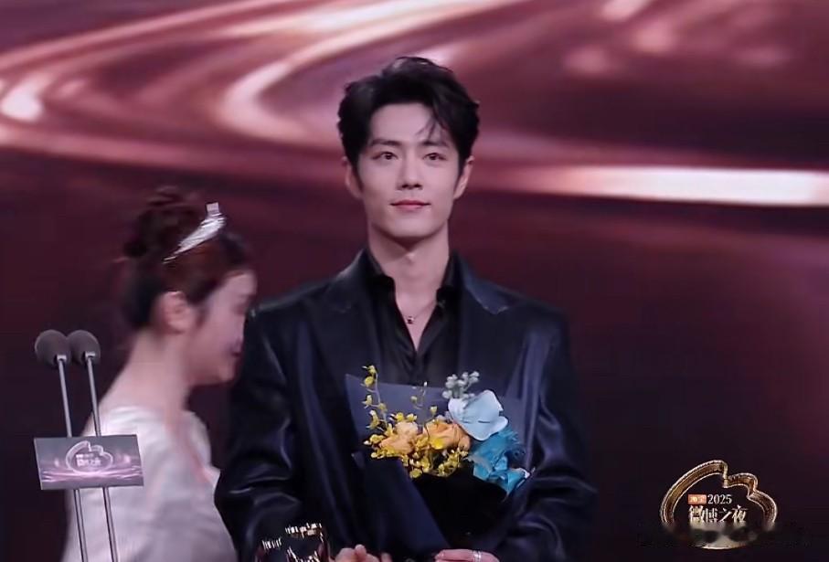 2月5日，肖战🧣KING获奖感言肖战直言觉得自己非常幸运，感谢2025年通过