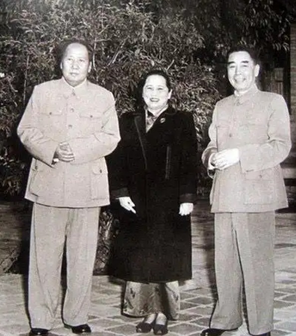 1954年，毛主席托人办了一件事，找到宋庆龄，将五万美元还给她，宋庆龄收到钱后，